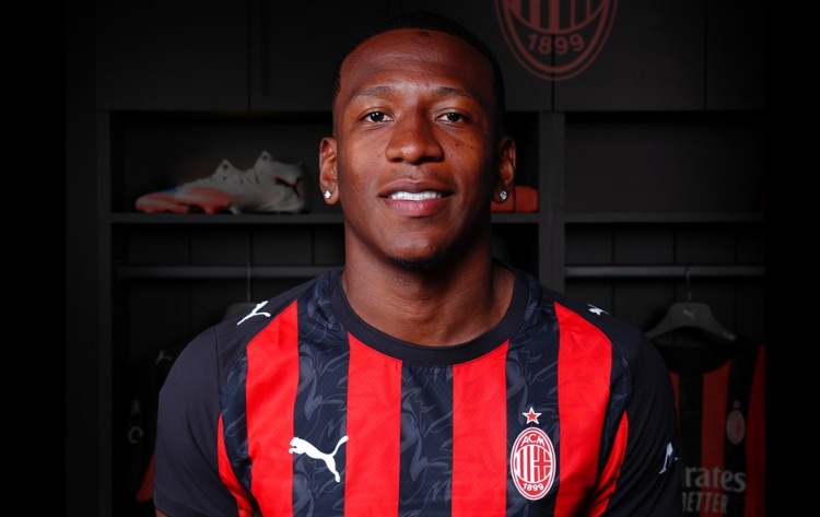 跟队记者：埃斯图皮尼安的身体状况良好，明天重新参与米兰合练