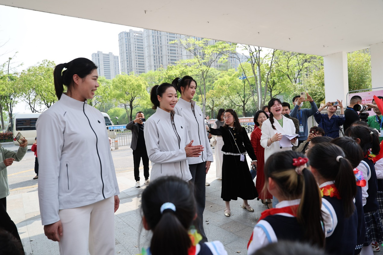 开云体育app入口-里约夺冠十周年 女排冠军进校园